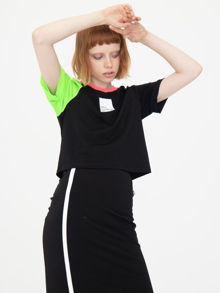 Комплект женский: футболка укороченная и юбка прилегающего силуэта, цвет: черный