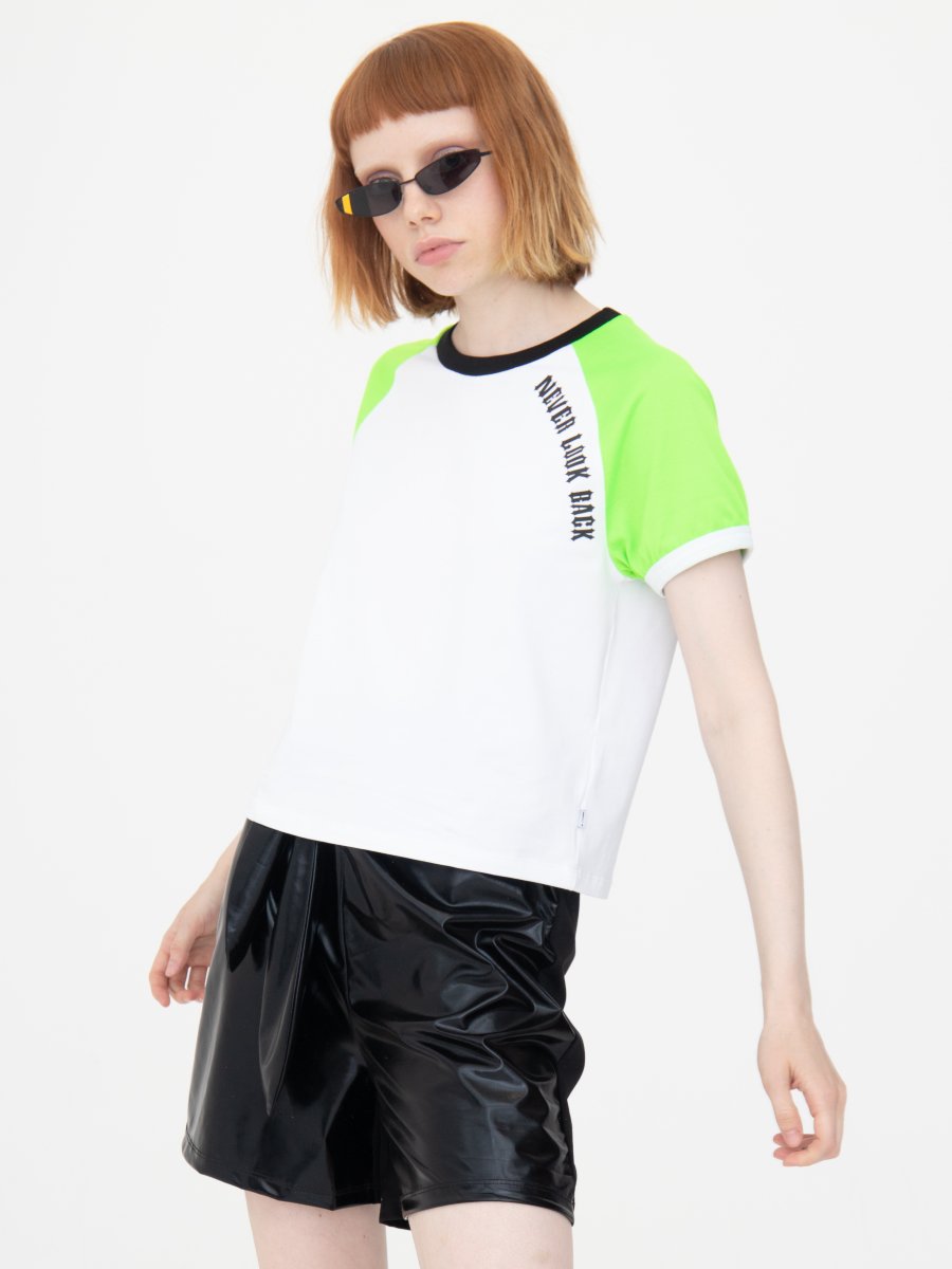 Комплект женский: футболка укороченная и шорты с завышенной посадкой, цвет: неон зеленый