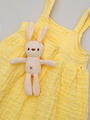 Комплект для девочки: кофточка и сарафан с игрушкой, цвет: желтый